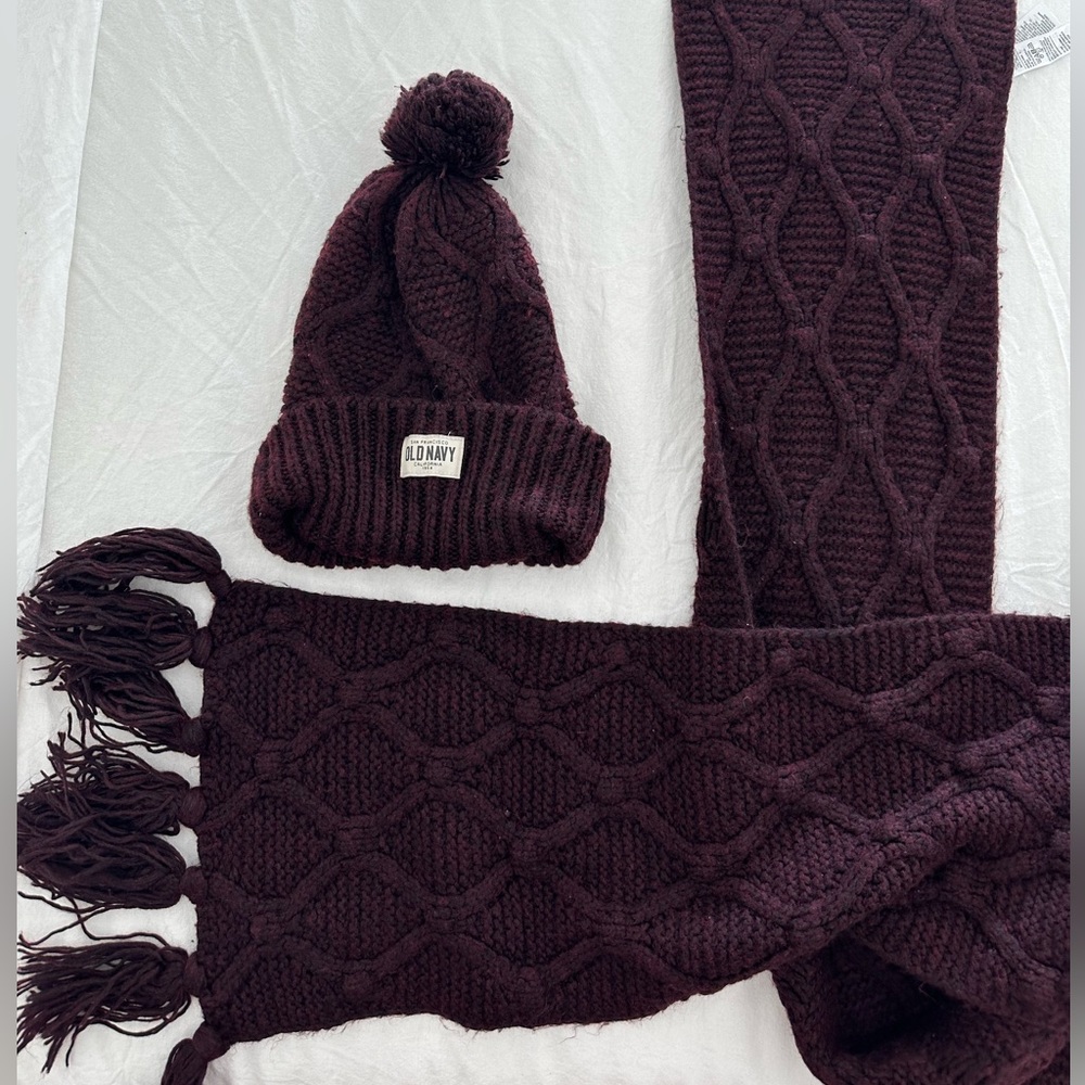 Old Navy 2-Piece Beanie & Scarf